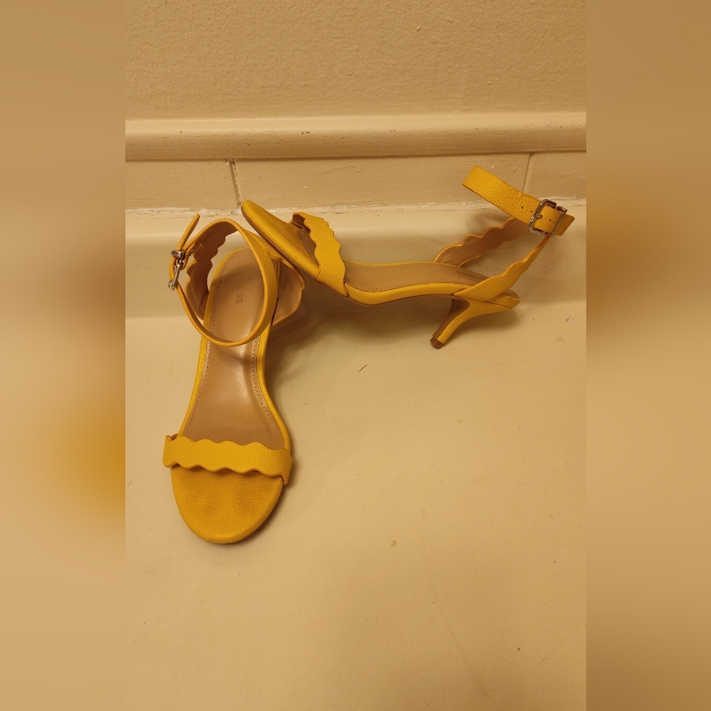 Women's Size 8-8.5 Yellow Strappy Sandals